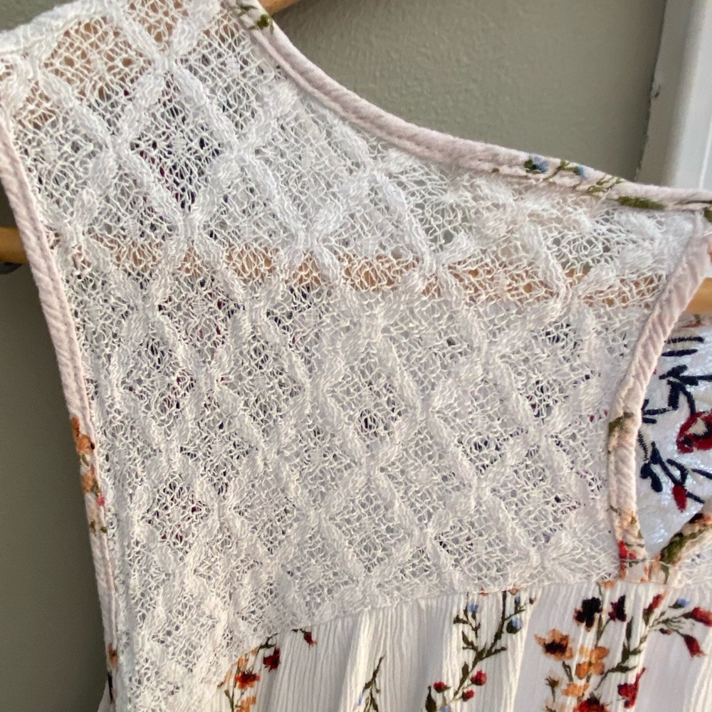 Mason & Belle women’s white, floral, lace detail, sleeveless top, size 2x